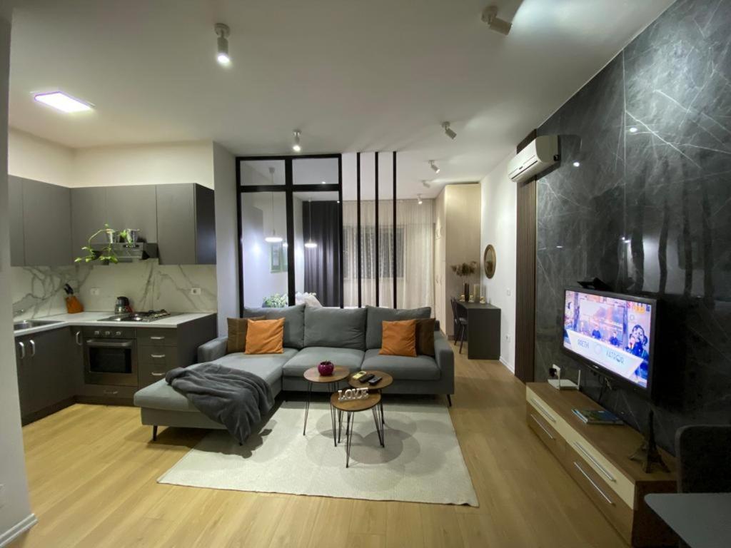 Chlo 4 * Tirana